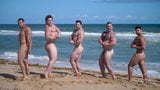 Hombres musculosos en la playa de atuendo de la naturaleza snapshot 2