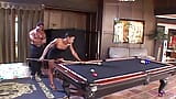 Bu iki azgın muhabbet kuşu bilardo masasında birbirlerini emiyor ve sikiyor snapshot 2