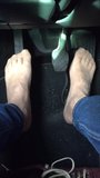 Conduire ma voiture - avec des pieds en nylon nus snapshot 5