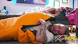Fake hostel - yeni çift azgın sırt çantasıyla üçlü seks için katılmadan önce takılıyor snapshot 6