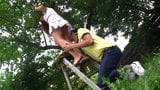 Joven pareja follada al aire libre snapshot 4