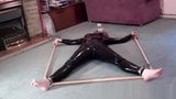 Gekweld en gekieteld in een latex catsuit snapshot 4