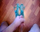 Éjacule sur les sandales bien portées de ma copine snapshot 3