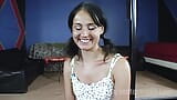 Teengirl muestra estimulación del clítoris snapshot 3