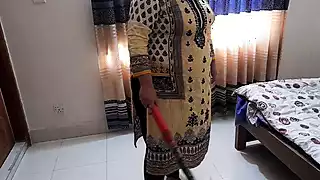 Hintli teyze odasını temizlerken üvey oğlu tarafından sikiliyor ...