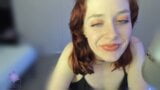 ASMR - rousse sexy, doux baisers de brillant à lèvres snapshot 14