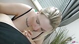 Немецкая фигуристая с огромными натуральными сиськами - первый ММЖ секс в тройничке в любительском видео snapshot 17