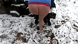 Golpeando su coño en la nieve snapshot 14