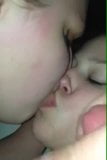 2 chicas besándose con semen snapshot 1