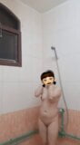 Une fille blanche danse dans la salle de bain snapshot 4