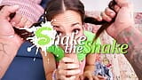 Shake the Snake - 男は彼のStepMonとStepDadによってセックスで開始されます snapshot 1