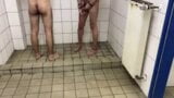 Maîtres pieds et pisse 2 - plaisir dans la salle de bain, après le travail snapshot 3