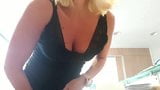 Stoute secretaresse plast op de kantoorvloer snapshot 4