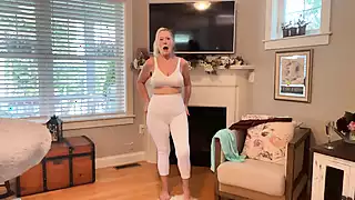 LA MILF 66ENNE PROVA LEGGINGS BIANCHI E PANTALONI DI PELLE ROSSI ...