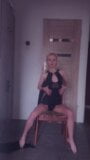 Strip-tease érotique et danse sensuelle d'une blonde super sexy aux cheveux longs snapshot 4