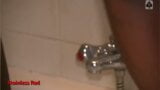 Une femme polonaise excitée en regardant un taureau à grosse bite noire sous la douche snapshot 2