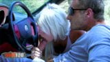 Getatoeëerde blonde lifter melkachtige Cooper wordt geneukt door een grote pik in een cabriolet snapshot 3