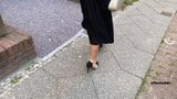 Schoenen en schoenen. naar buiten lopen in sexy duidelijke pumps. 1080p. snapshot 16