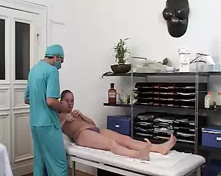 Un sacco di sesso nello studio del dottore per questi pazienti e ...