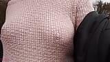 Procházka prsy: chůze bez podprsenky v růžovém průhledným pleteným svetru snapshot 19