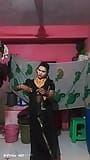 Maduri bhabhi trägt schwarze sari snapshot 15