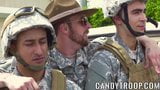 Des étalons de l'armée échangent des pipes avant une séance interraciale en plein air snapshot 2