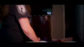 La madrastra caliente de mis amigos me da un masaje travieso ...