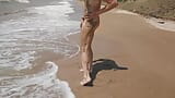 Nadando, salpicando y posando desnuda en el mar ... snapshot 9