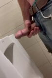 Öffentliche Masturbation mit Sperma im öffentlichen Badezimmer snapshot 6