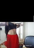 Desi bhabhi fait une danse semi-nue torride dans un style desi pendant la diffusion snapshot 9