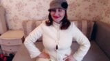 Maman sexy en blouse blanche sur des bandes de corps nues snapshot 2