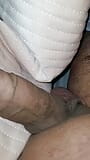 Styvsonens kuk får en avrunkning från slampig styvmamma i sängen snapshot 3