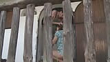 Французька красуня Еліска Кросс тягне спідницю вгору, щоб покататися на члені ферми в полі snapshot 5