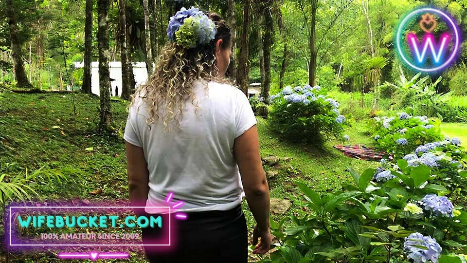 Wifebucket的自拍内容 - 丰满成熟的森林仙女抚摸她湿润的阴户