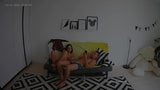 Підлітки відпочивають і дивляться телевізор із веселим літнім сексом вдома snapshot 1