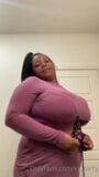 Gaun wanita gemuk tunggal yang memperlihatkan payudara besar yang memantul snapshot 2