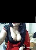 Desi bhabhi fait une danse semi-nue torride dans un style desi pendant la diffusion snapshot 1