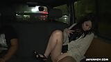 Japanisches sexy Mädchen Ako Nishino per Anhalter in einem Auto und Schwanz lutscht einen Fremden unzensiert. snapshot 7