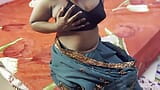 Ragazza indiana che si cambia il vestito e gioca con le sue grandi tette snapshot 12