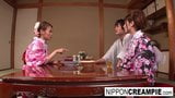 Japanska geisha knullas medan hennes flickvän sover snapshot 3