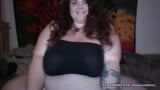 Dik meisje dat haar shirt uittrekt en enorme borsten toont snapshot 9