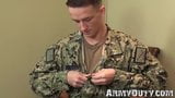 Joven soldado en uniforme se desnuda y comienza a masturbarse snapshot 3