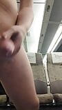 Una ragazza cattiva si spoglia completamente e inizia a masturbarsi e venire! su un treno pubblico snapshot 9