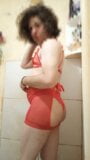 Ragazzo che indossa lingerie delle donne rosse sexy snapshot 6