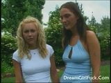 Due ragazze calde usano il loro strap-on snapshot 2