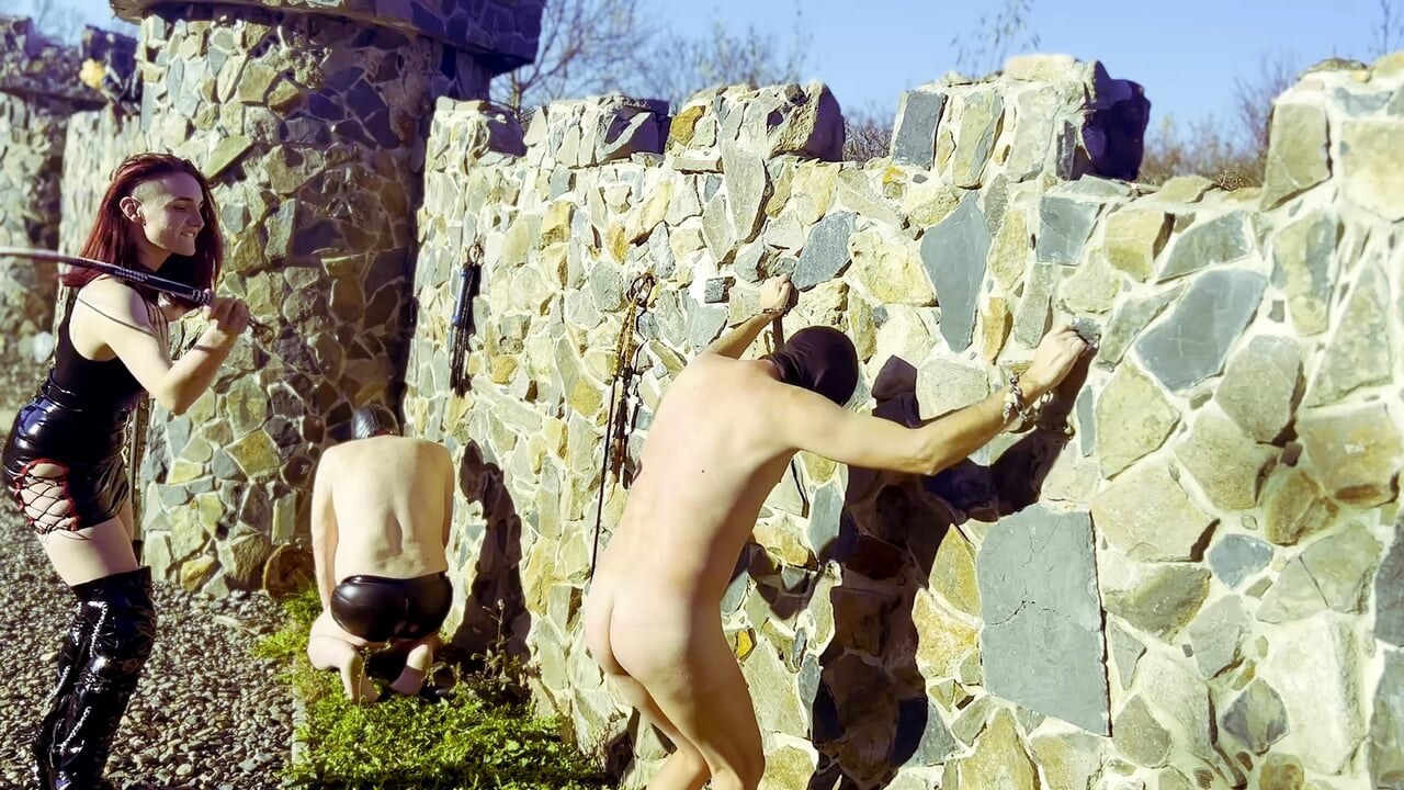 Azotes infernales - derrumbado en cadenas - dominatrix Zeida Maitresse Luciferia Francia