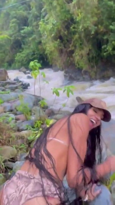 Transex morena em publico no Rio