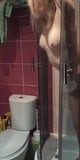 Une blonde pâle se fait baiser sous la douche snapshot 4