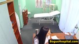 O asistentă europeană călărește doctorul în timpul discuției cu creșterea salariului snapshot 2