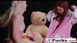 Oso de peluche grande juego de fantasía con dos lesbianas excitadas snapshot 2